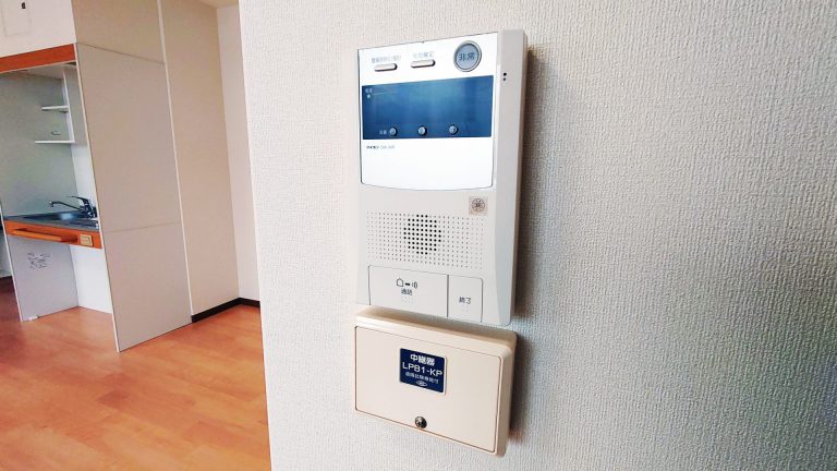 居室内の介護用通話・ナースコール設備。高齢者向けの通信パネルが壁に設置されている。